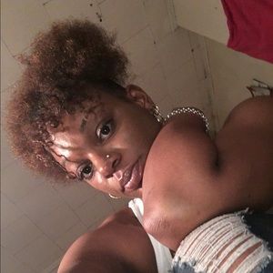 Meet your Posher, Adina